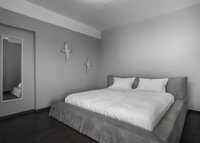 Mythique Pool * Foinikiá